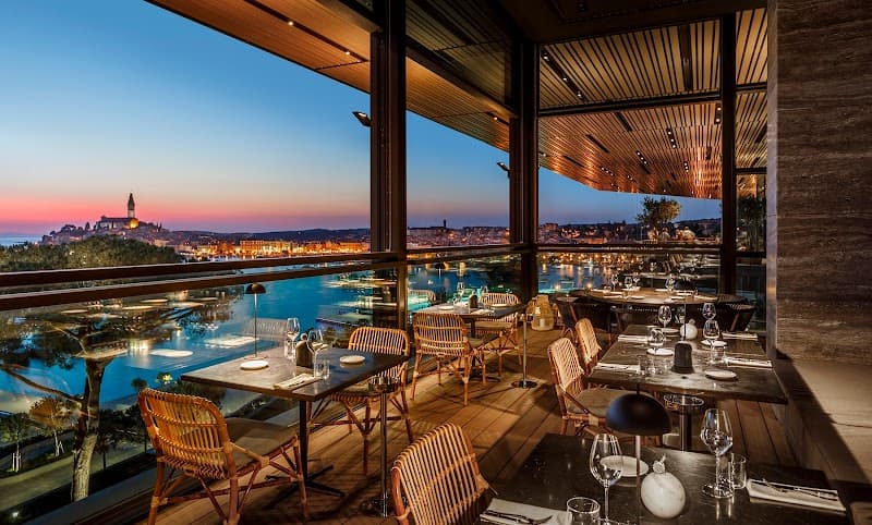 Cap Aureo Signature Restaurant (5th floor)